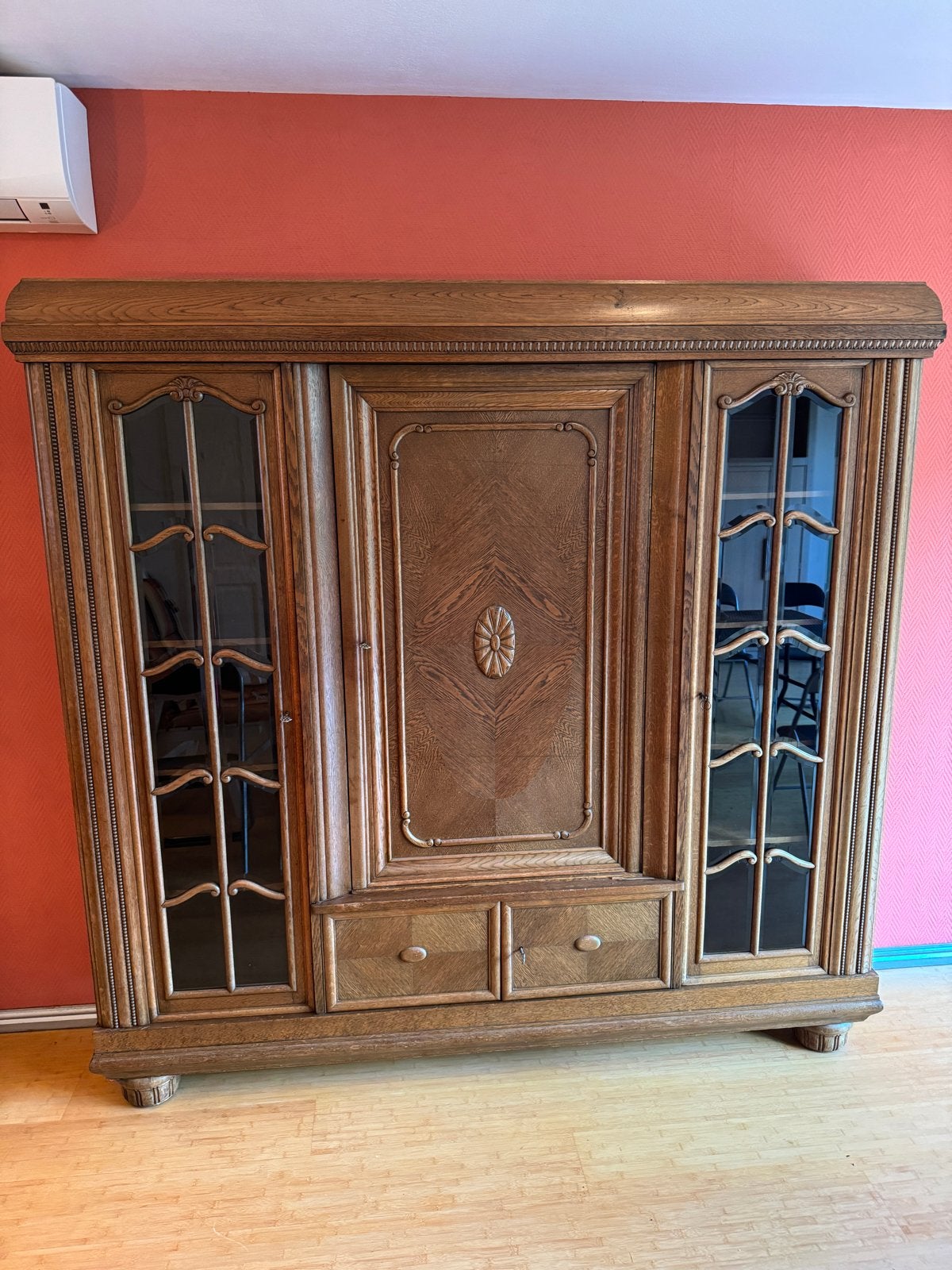 Antieke massief eiken kast met houtsnijwerk en glas, Ophalen