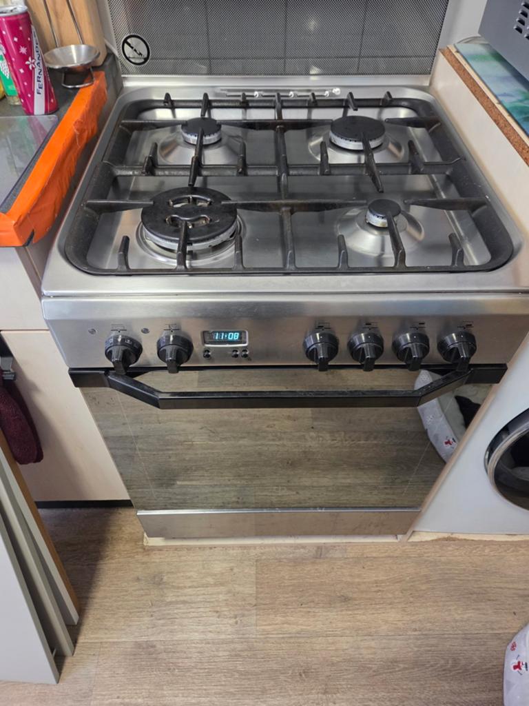 Indesit gasfornuis, Gebruikt, Gas, Vrijstaand, 85 tot 90 cm