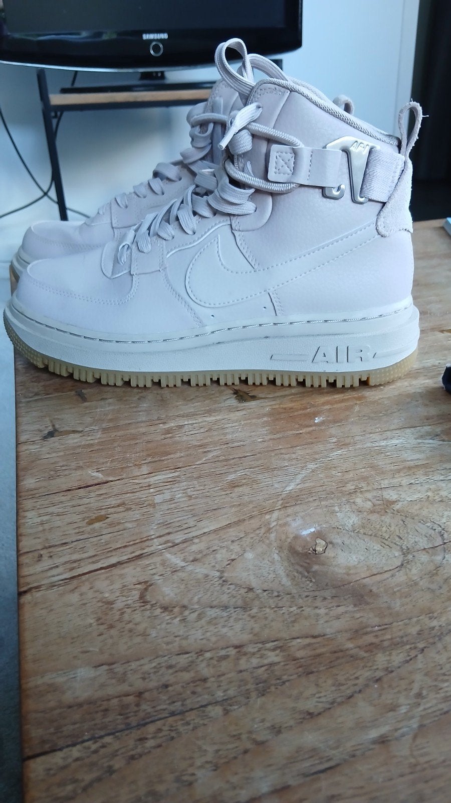 Nike Air Force 1 hoge sneakers - Zo goed als nieuw, Beige, Nike air, Ophalen of Verzenden, Sneakers of Gympen