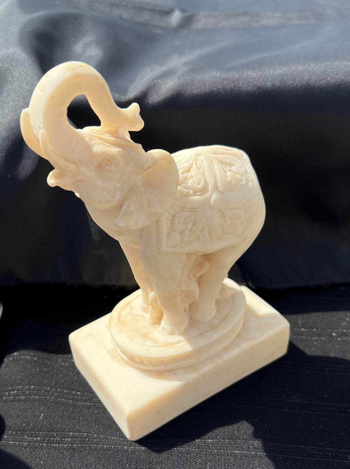 Vintage olifant sculptuur van albast. A.Giannelli, Ophalen of Verzenden, Zo goed als nieuw, Overige typen