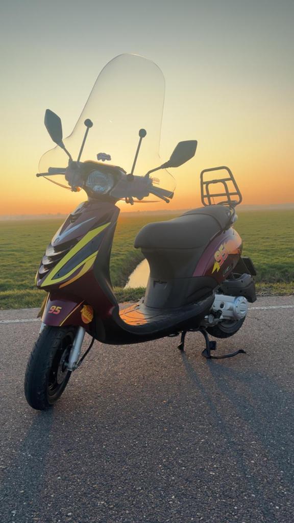 Piaggio zip lightning mcqueen, Fietsen en Brommers, Scooters | Piaggio, Zo goed als nieuw, Ophalen