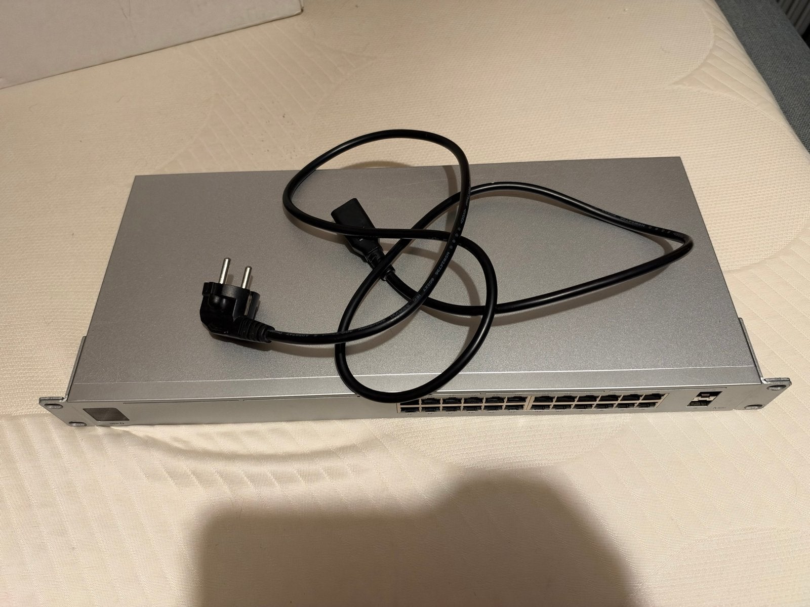Ubiquiti UniFi Switch USW-24-PoE - 24-poorts Gigabit Switch, Computers en Software, Ophalen of Verzenden, Zo goed als nieuw
