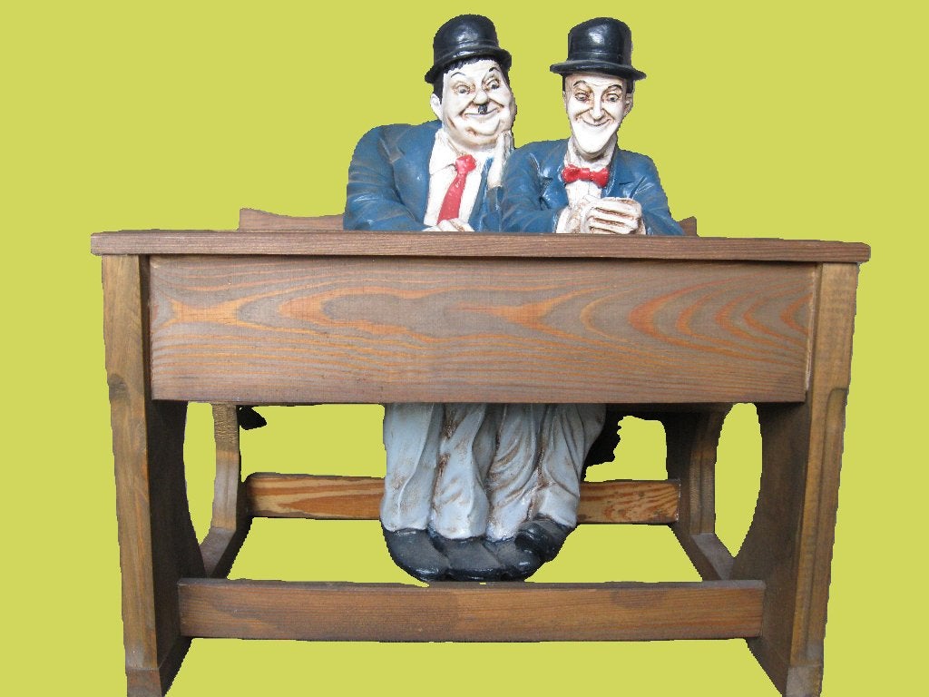 Laurel and Hardy spiekend op een schoolbank., Antiek en Kunst, Ophalen