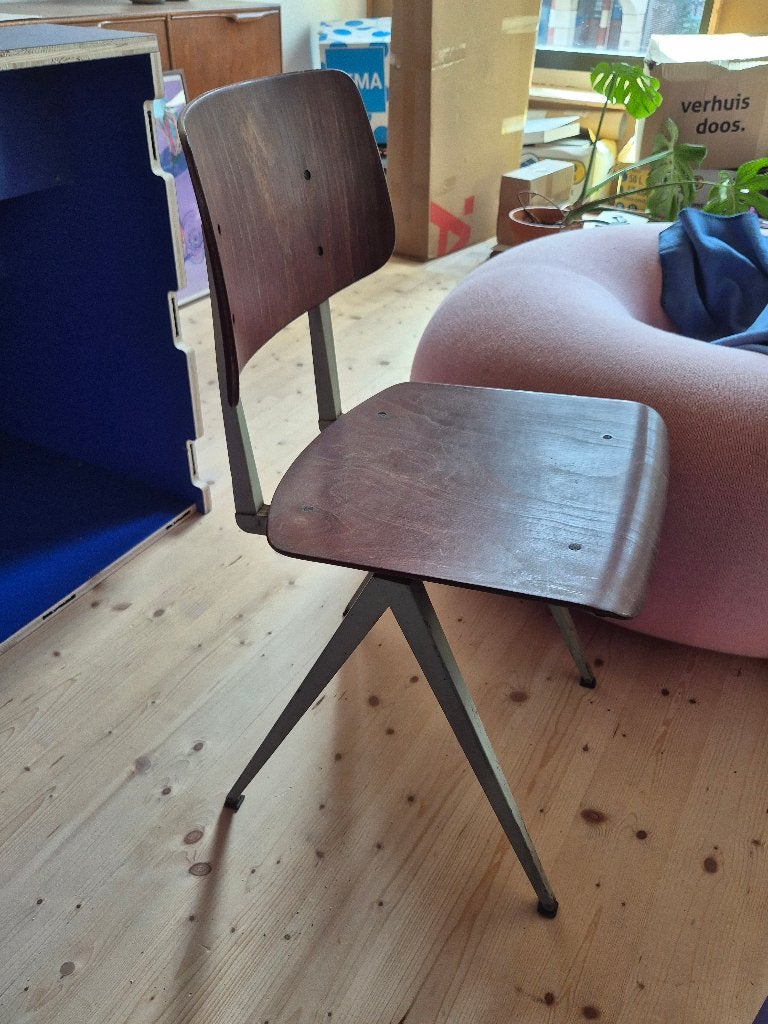 S16 van Galvanitas is de schoolstoel van de jaren ’60, Ophalen, Gebruikt, Jaren 60, Bruin