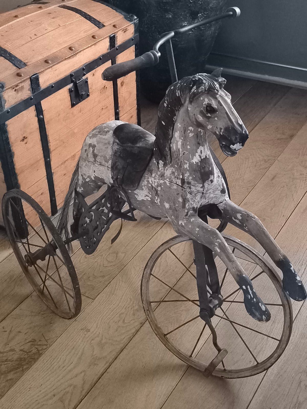 Antieke houten paardentrike met pedalen, Ophalen