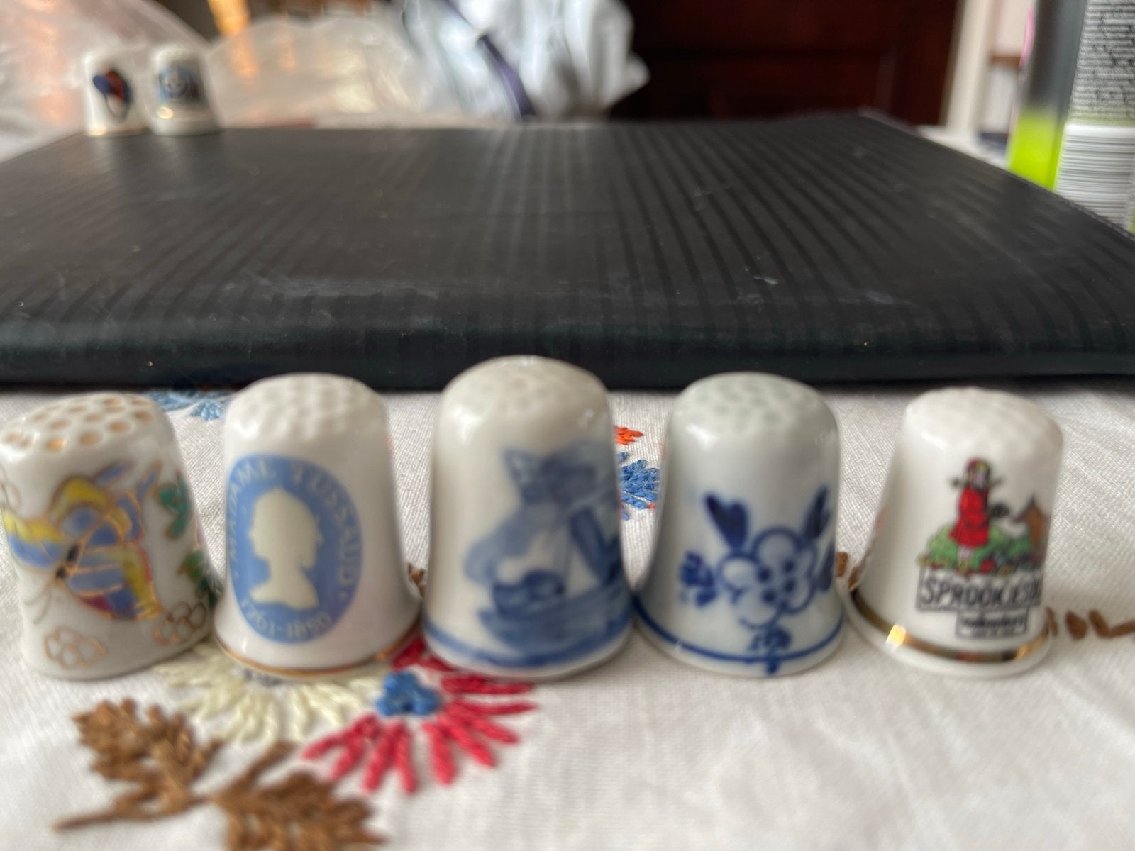 Set van 5 porseleinen vingerhoeden - Diverse ontwerpen, Ophalen of Verzenden, Zo goed als nieuw, Porselein, Nederland
