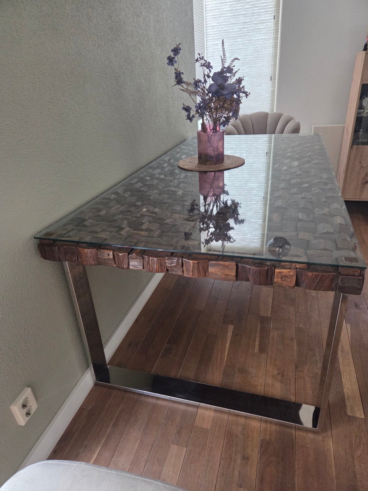 Elegante eettafel met glazen blad en houten mozaïek, Modern, Uniek, Industrieel, Zo goed als nieuw, Overige houtsoorten, 150 tot 200 cm
