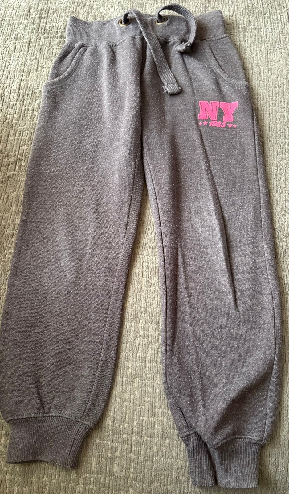 Grijze joggingbroek met roze NY print, meisje, maat 122, Kinderen en Baby's, Kinderkleding | Maat 122, Ophalen of Verzenden, Gebruikt