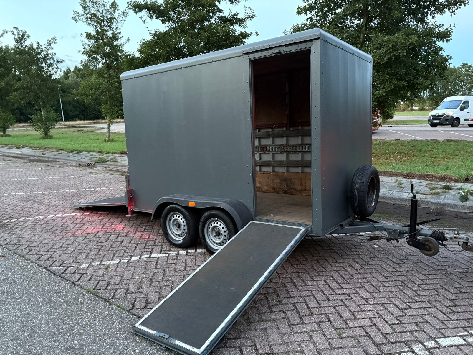 GESLOTEN TRAILER, 2 OPRIJPLANKEN, NIEUWE BANDEN., Auto diversen, Ophalen, Gebruikt