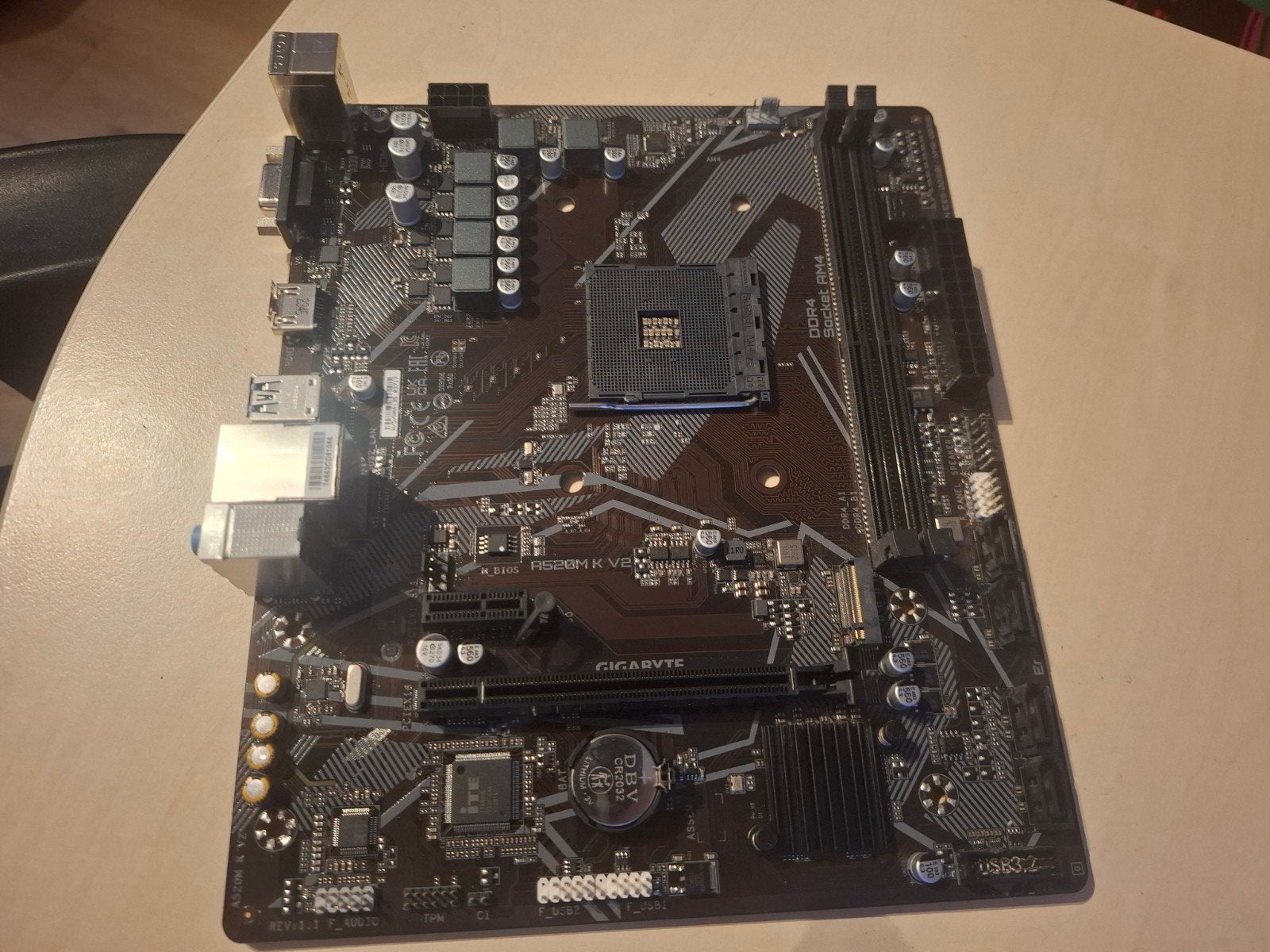 Gigabyte A520M k V2 motherboard AM4 socket, Gebruikt, DDR4, GIGABYTE, Ophalen of Verzenden