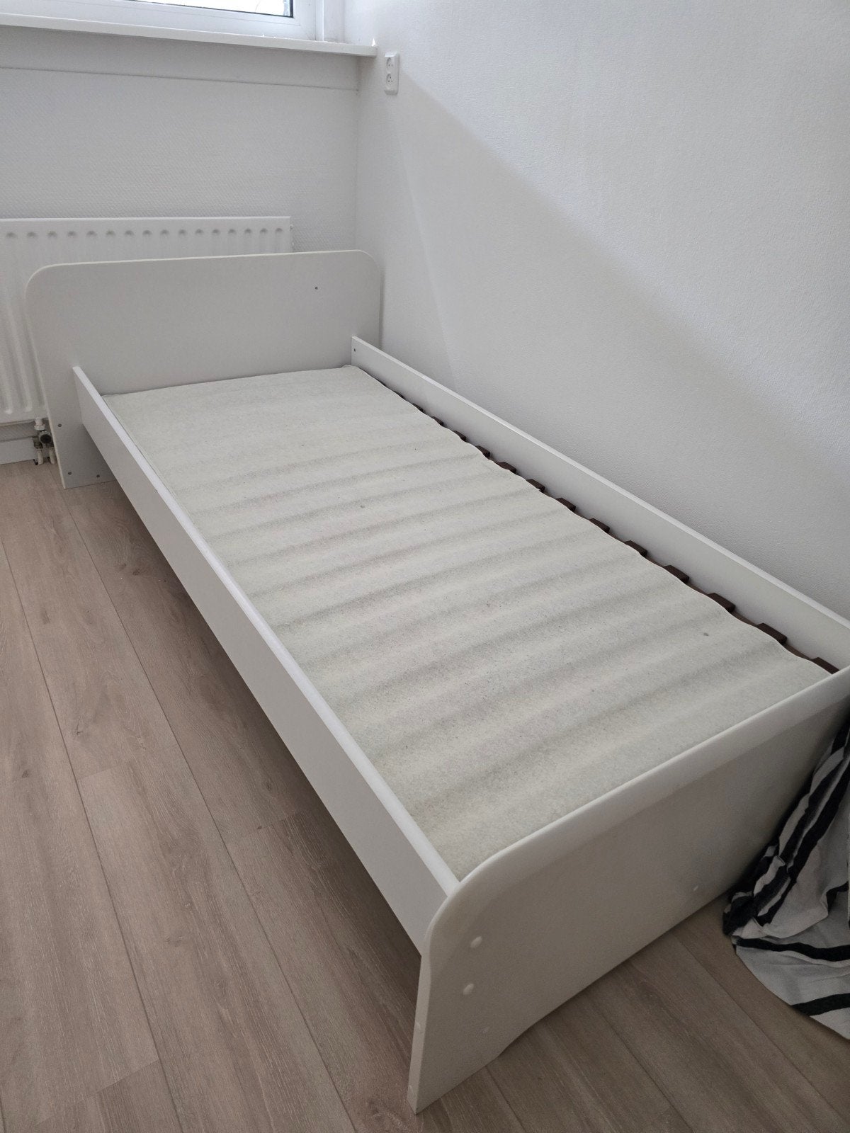 Wit eenpersoonsbed met lattenbodem, Gebruikt, 90 cm, Eenpersoons, Wit