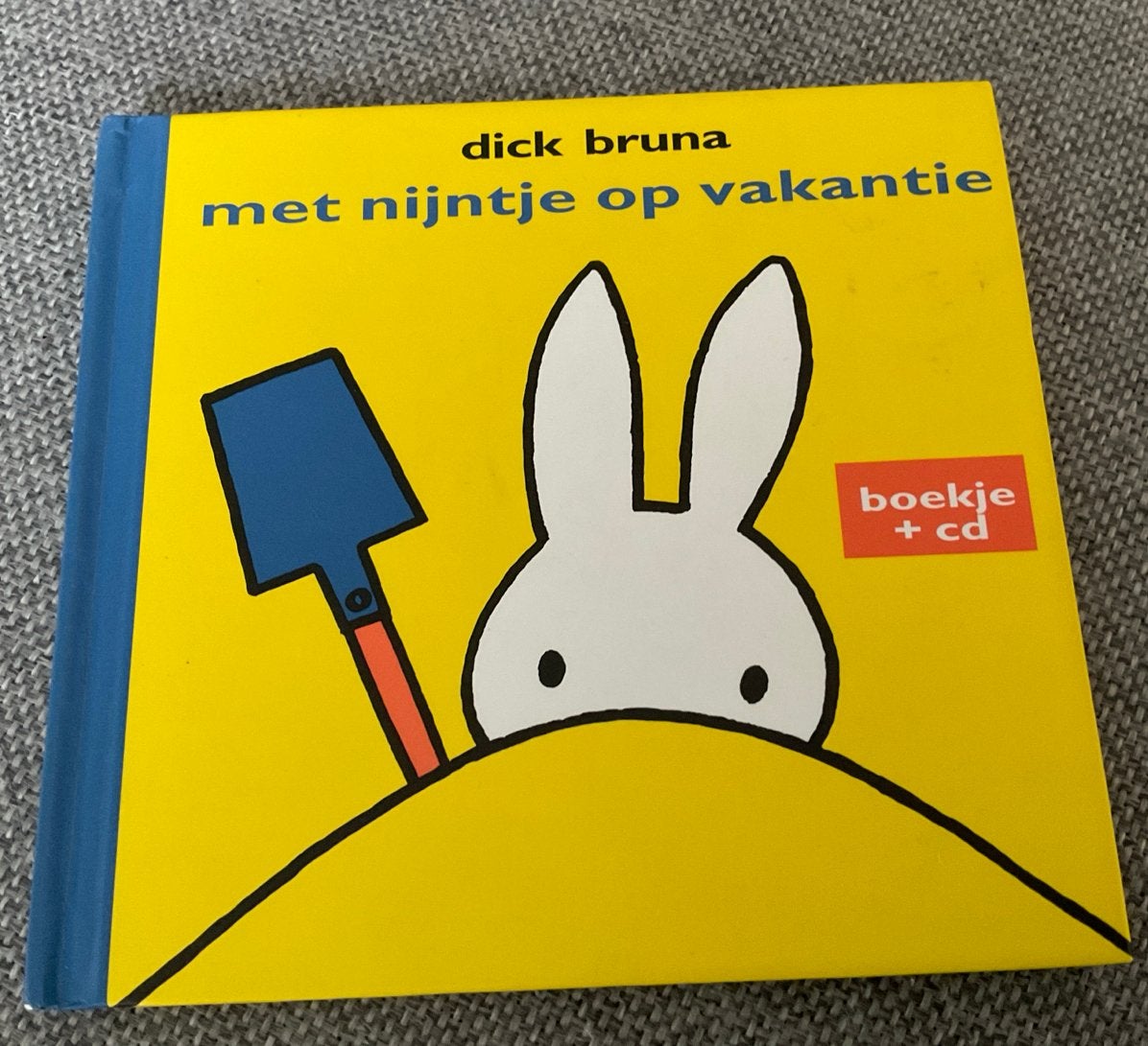 Nijntje op vakantie - Boekje (zonder CD) en wat hoor je, Ophalen of Verzenden, Zo goed als nieuw, 1 tot 2 jaar