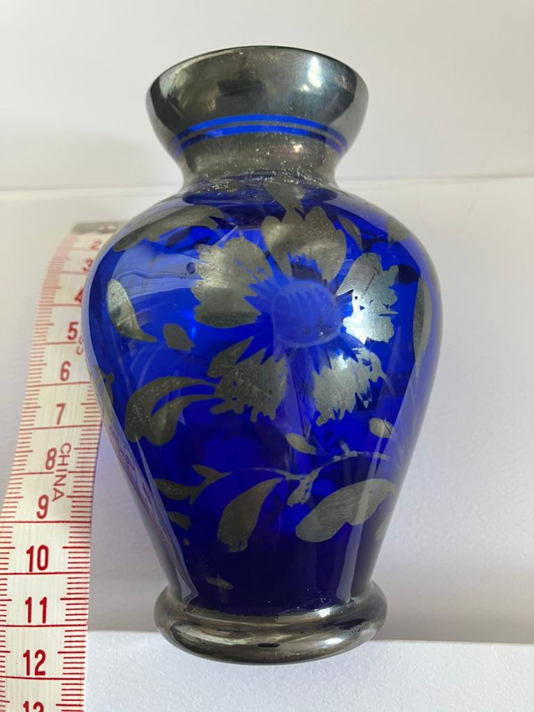 Prachtige blauwe glazen vaas met zilveren decoratie, Antiek en Kunst, Ophalen of Verzenden
