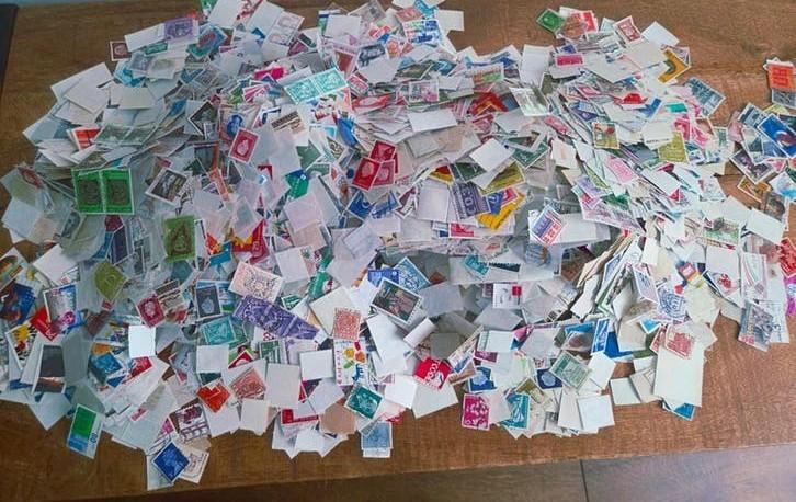 Doos/ Partij postzegels, Wereld en Nederland,1kg, Ophalen of Verzenden, Nederland en Buitenland