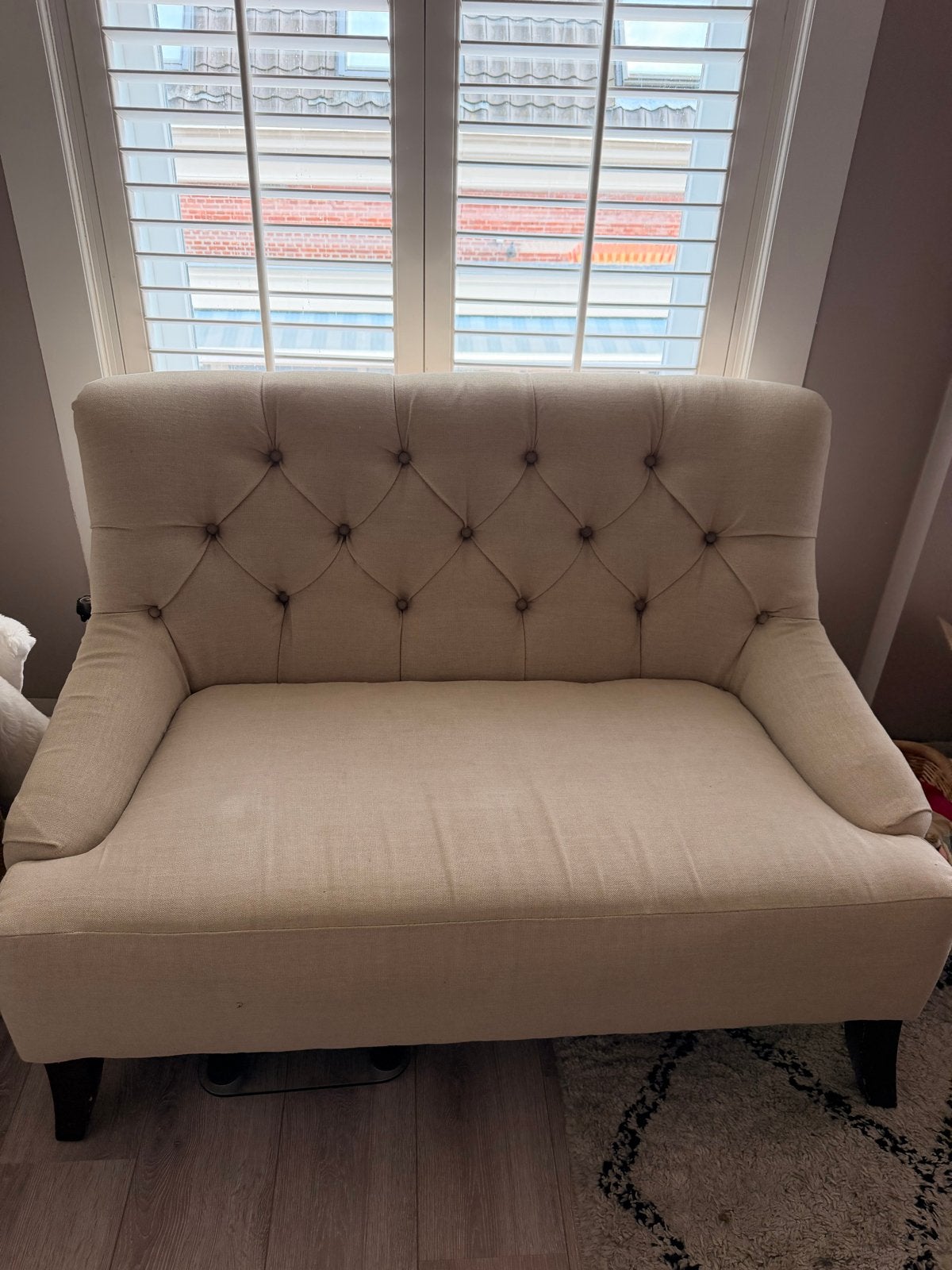 Stijlvolle bank met knoopdetails, Ophalen, Tweepersoons, 75 tot 100 cm, Zo goed als nieuw