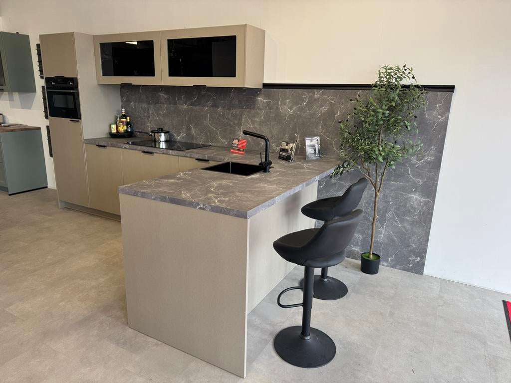 Showroom keuken champagne kleur, siemens apparatuur, le mans, Huis en Inrichting, Keuken | Complete keukens, Overige kleuren, Hoekkeuken