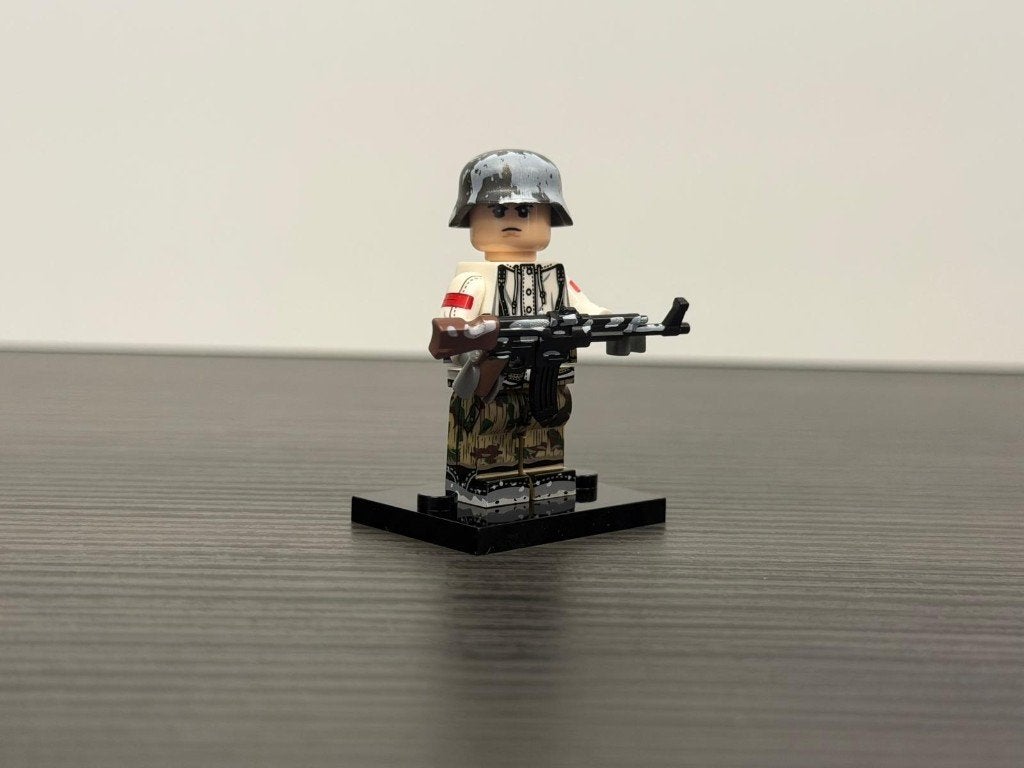 WW2 Wehrmacht soldier with winter camouflage Minifig + STG44, Verzamelen, Verzenden, Landmacht, Duitsland, Miniatuur of Beeldje