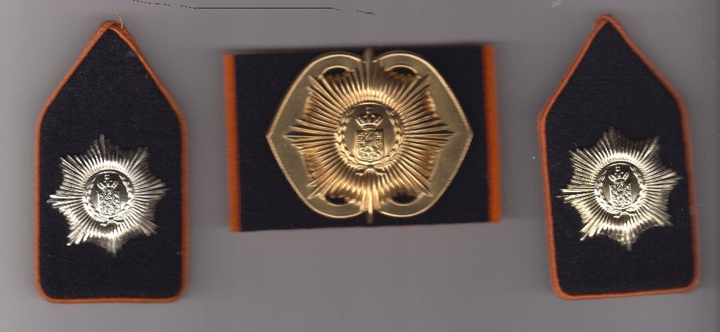 baretembleem en set kragpatten Van Heutsz, Ophalen of Verzenden, Landmacht, Nederland, Embleem of Badge