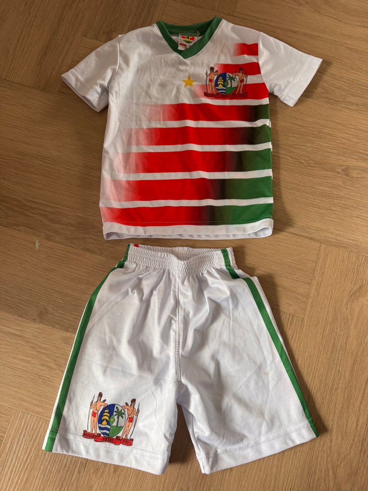 Mooi nieuw voetbalpakje van Suriname maat 104, Kinderen en Baby's, Ophalen of Verzenden, Nieuw, Jongen of Meisje, Setje