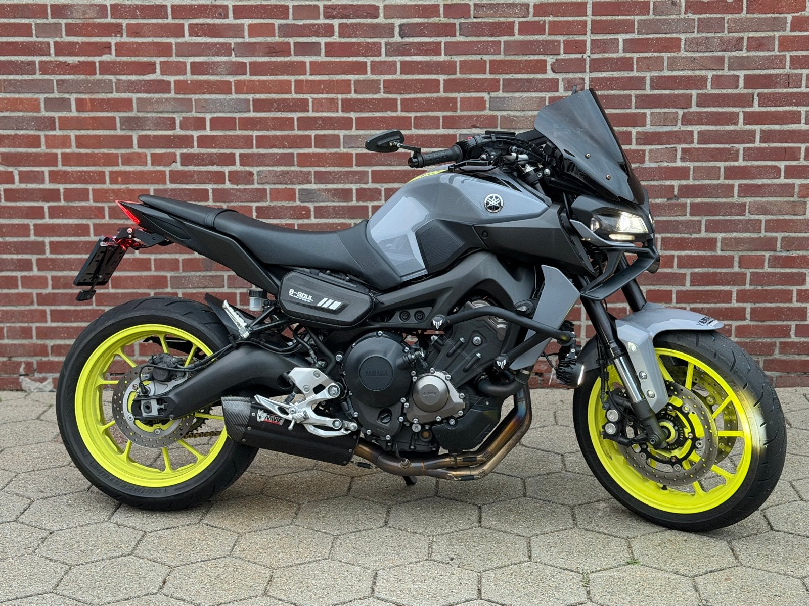 Yamaha MT-09 met Apple CarPlay en Mivv uitlaat 2017 22000km, Handvatverwarming, Gebruikt, Particulier, Naked bike