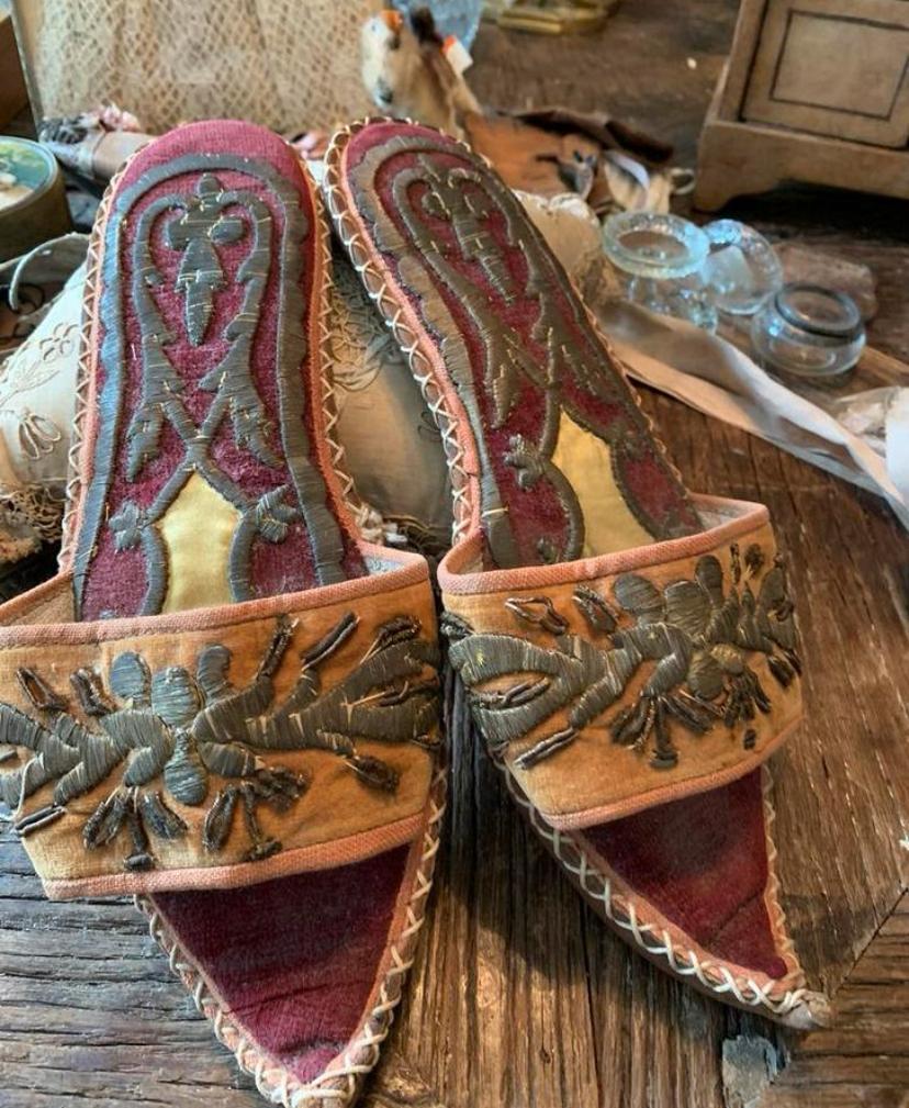 Unieke Goudbrocaat Pantoffels muiltjes - Handgemaakt, Antiek en Kunst, Ophalen of Verzenden, Dames