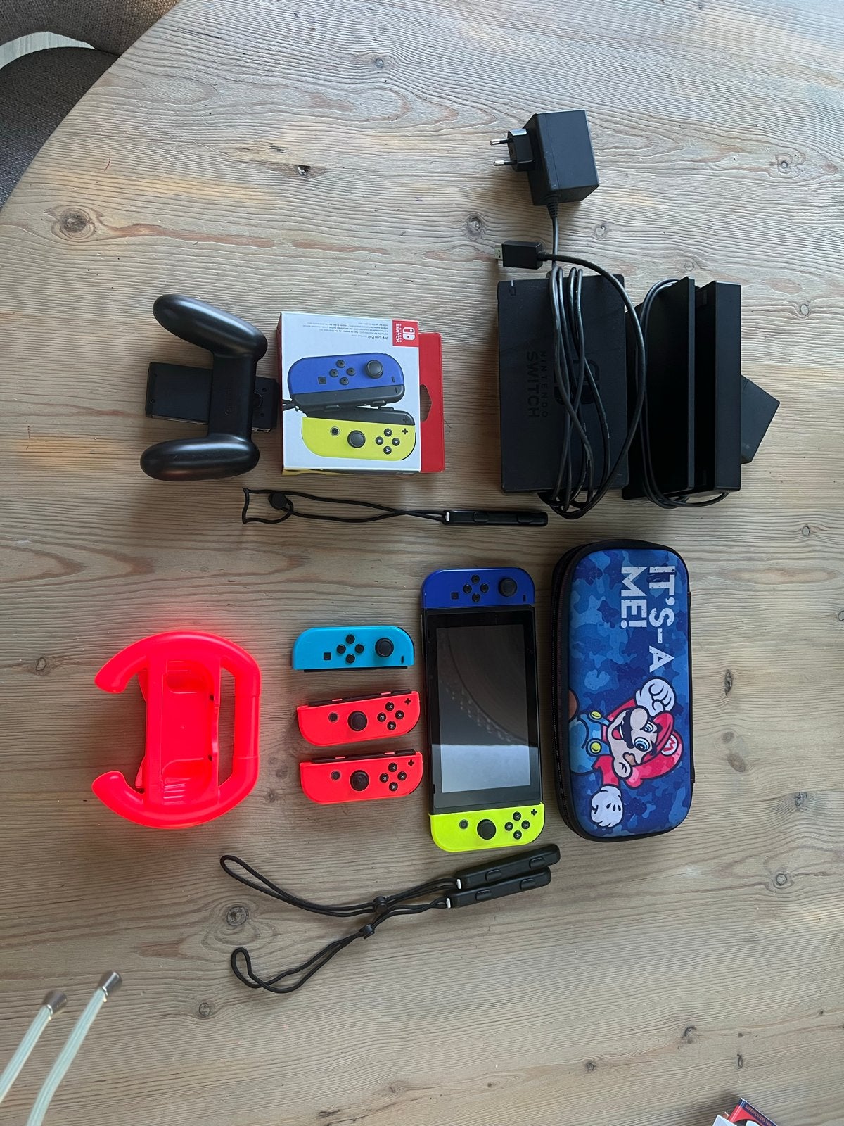 Nintendo Switch met 3 paar Joy-Cons en accessoires, Ophalen, Zo goed als nieuw, Met 3 controllers of meer, Switch Original