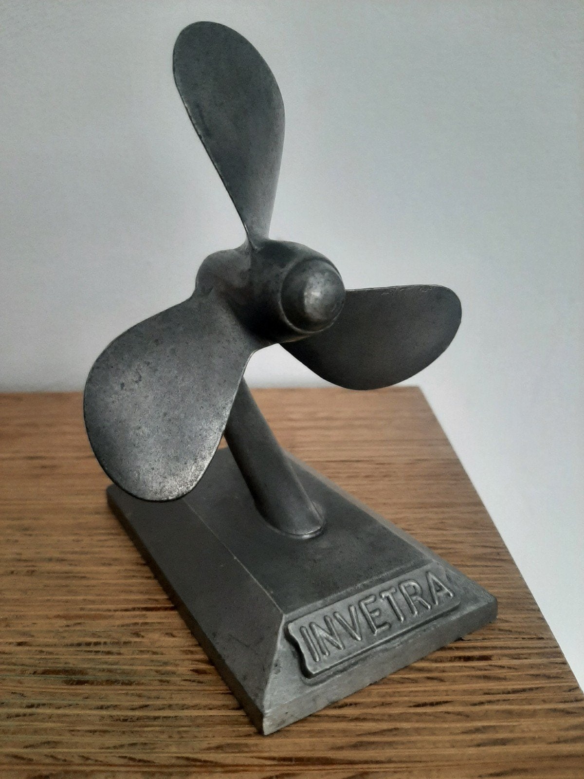 Vintage tinnen Paperweight Invetra jaren 50 /60., Verzamelen, Merken en Reclamevoorwerpen, Ophalen of Verzenden, Zo goed als nieuw