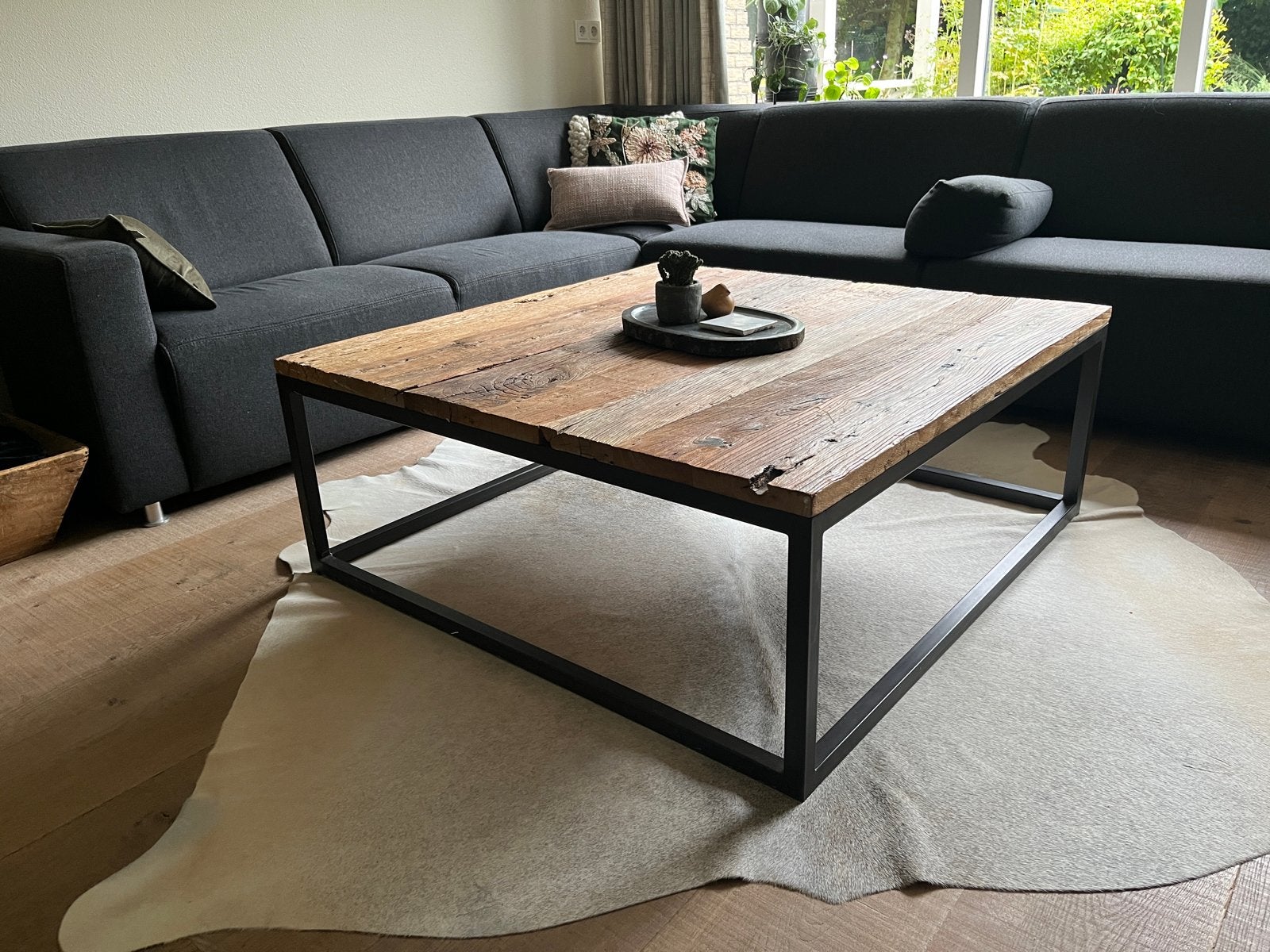 Robuuste salontafel van eikenhout en metaal, Huis en Inrichting, Ophalen, Zo goed als nieuw, 5 – 50, 100 tot 150 cm