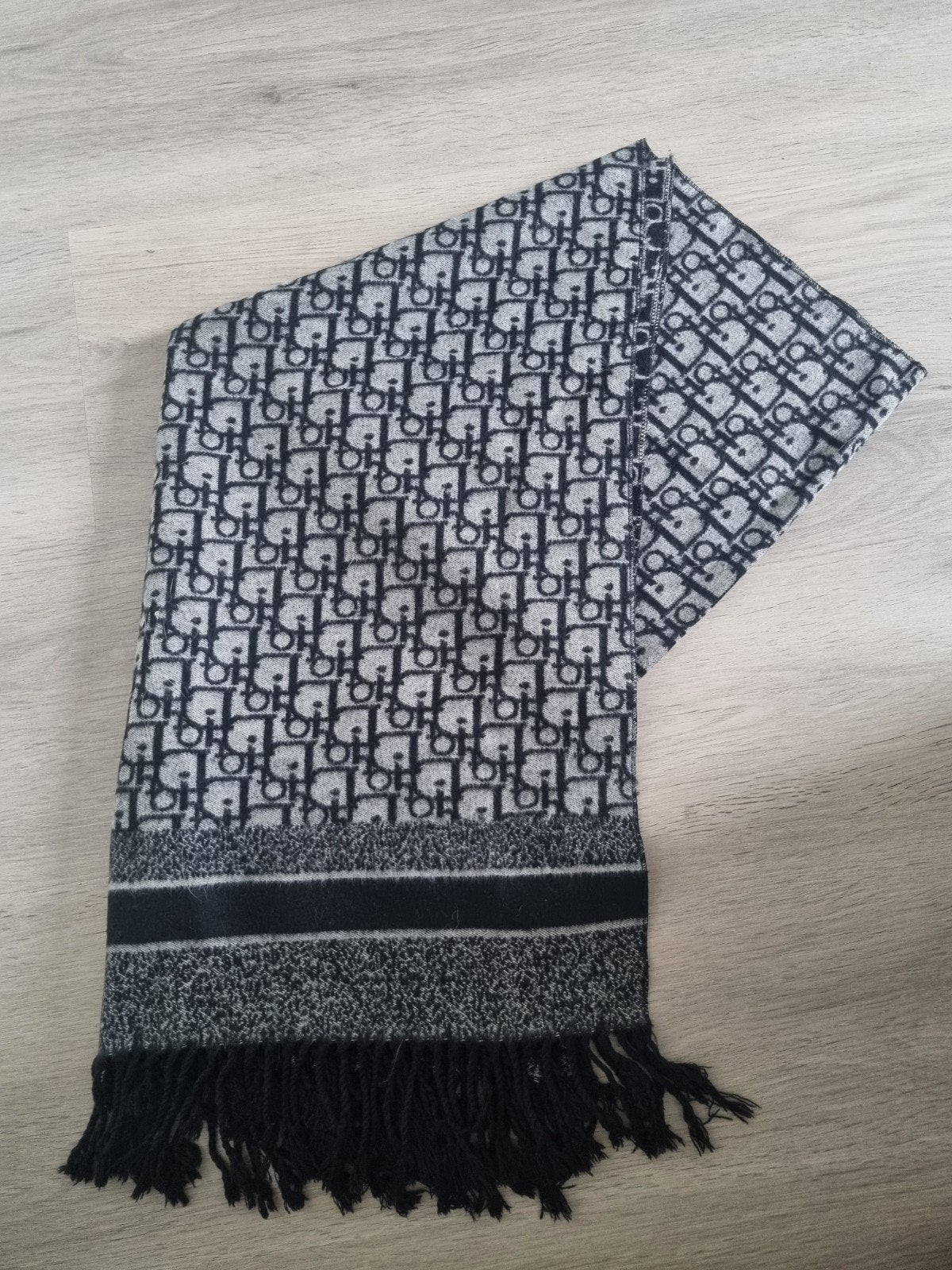Dior monogram sjaal, Kleding | Dames, Mutsen, Sjaals en Handschoenen, Verzenden, Maat 46/48 (XL) of groter, Zo goed als nieuw