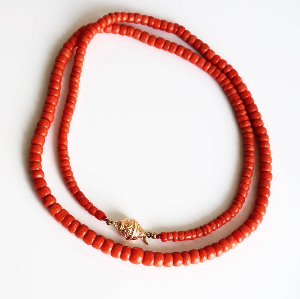 lang bloedkoralen collier met gouden tonslot, Sieraden, Tassen en Uiterlijk, Ophalen of Verzenden, Goud, Ketting, Met edelsteen