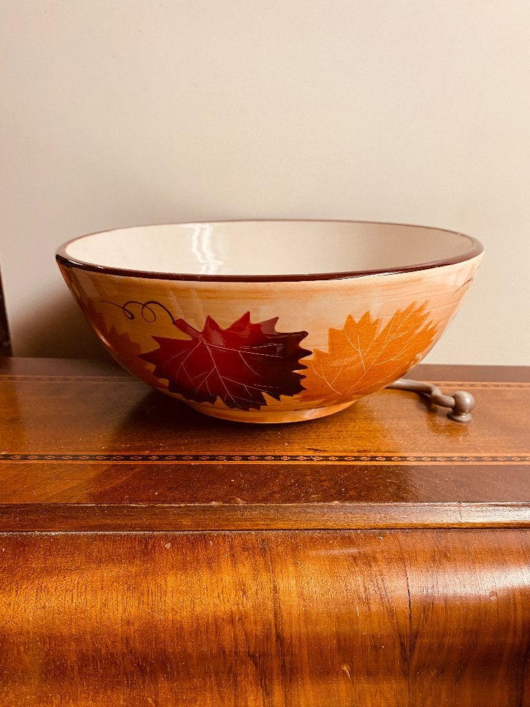 Decoratieve fruitschaal met herfstbladeren, Gebruikt, Handbeschilderd, Porselein of Keramiek, Schaal