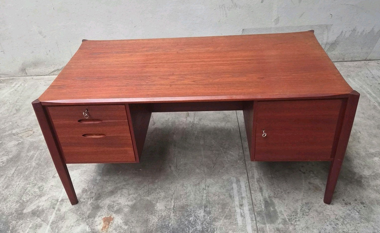 Vintage 60's Executive Desk Bureau Wilhelm Rens tropenhout, Ophalen, Met lades, Gebruikt, Scandinavisch