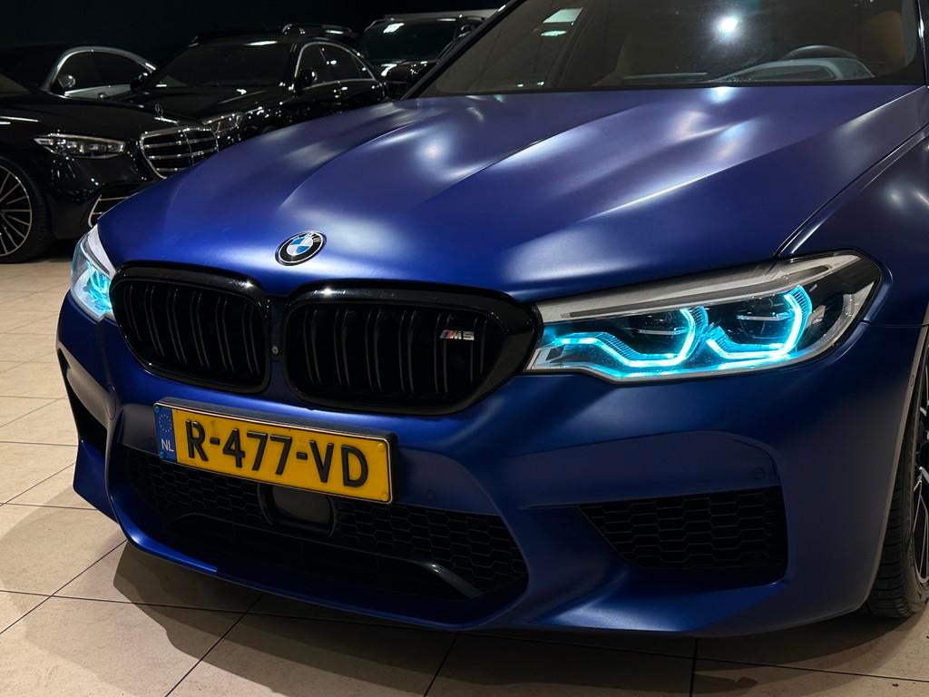 BMW 5-serie M5 Competition|KERAMISCH|3xTV|FROZEN BLUE|BOMVOL, Automaat, Gebruikt, Verwarming stoelen achter, 2000 kg