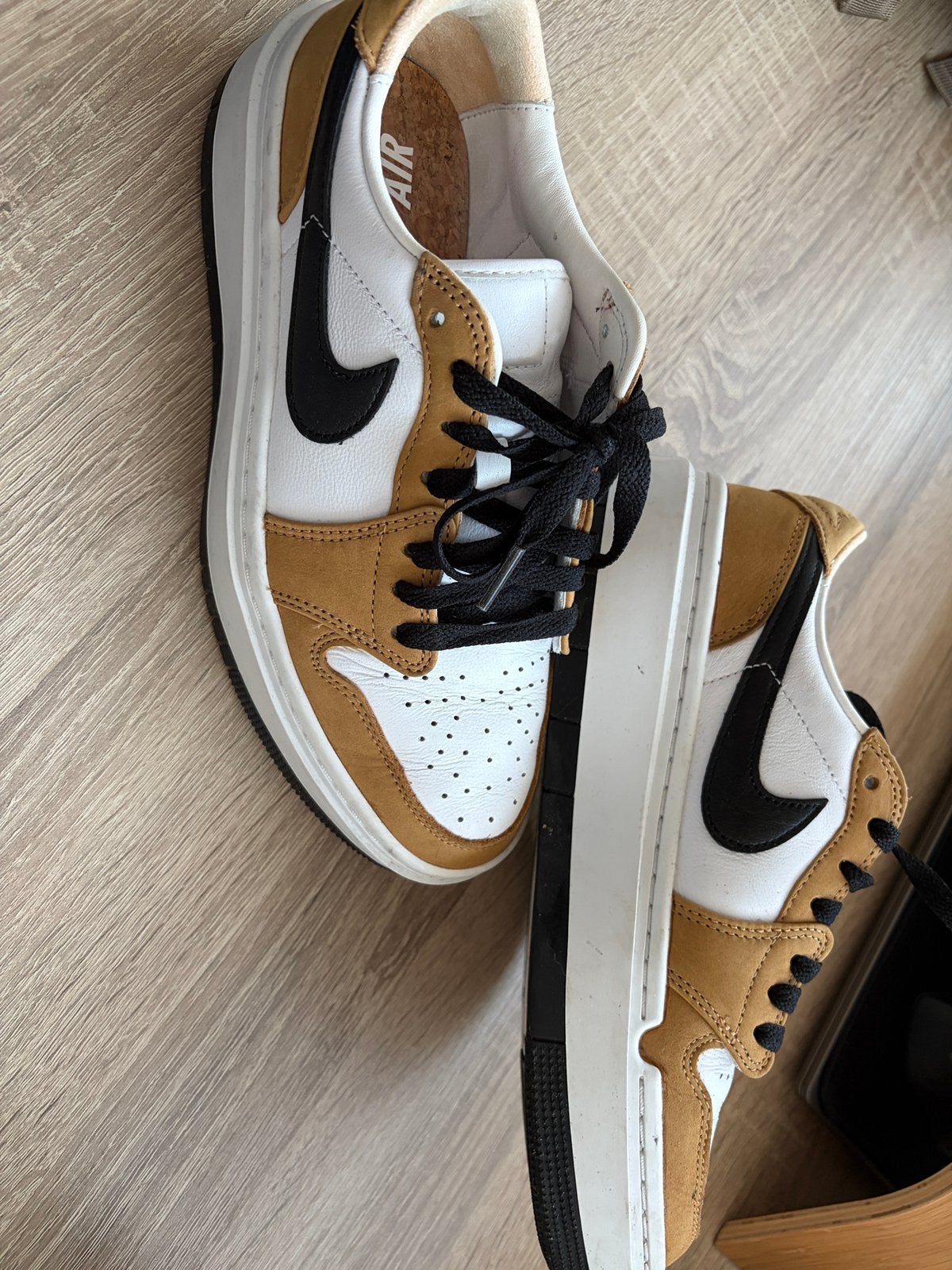 Air Jordan 1 “Rookie of the Year” elevate low, Kleding | Heren, Bruin, Ophalen of Verzenden, Sneakers of Gympen, Zo goed als nieuw