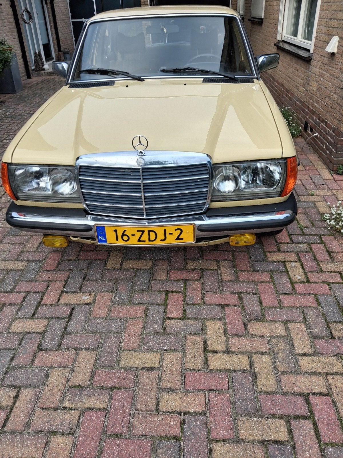 Mercedes-Benz 200-Serie 2.0 200 D 1979 Geel, 1360 kg, 4 cilinders, Geel, Particulier