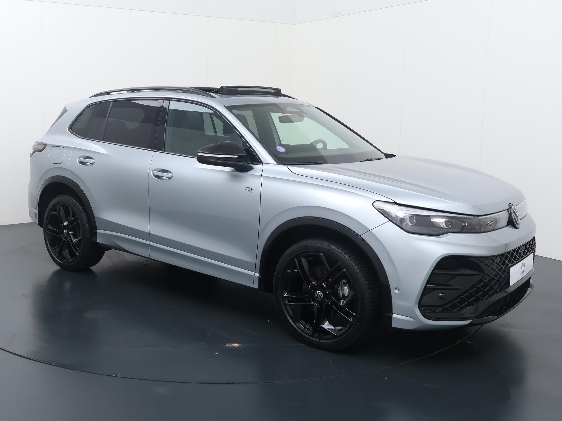 Volkswagen Tiguan 1.5 eHybrid R-Line Business | 272 PK | SoH, 4 cilinders, 150 min, Hybride Elektrisch/Benzine, SUV of Terreinwagen