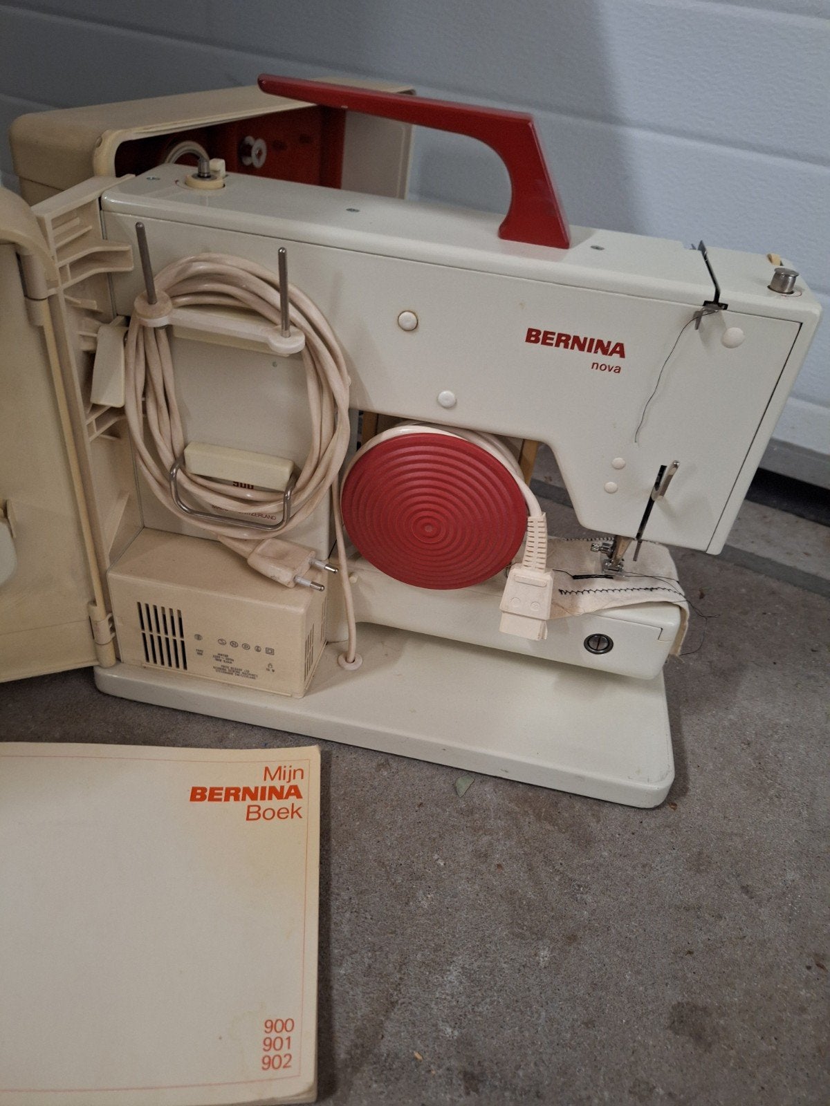 Bernina Nova Naaimachine met Koffer en Accessoires, Ophalen, Gebruikt, Naaimachine, Bernina