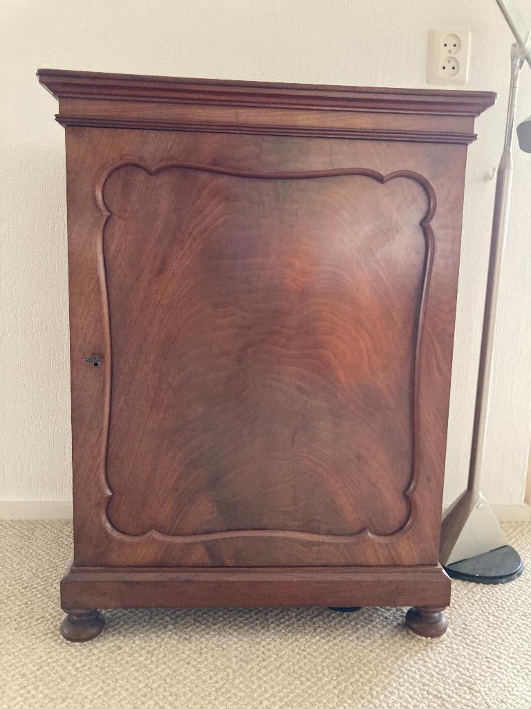 Antiek laag Biedermeier houten kastje met deurtje en slot, Huis en Inrichting, Kasten | Overige, Ophalen, Gebruikt