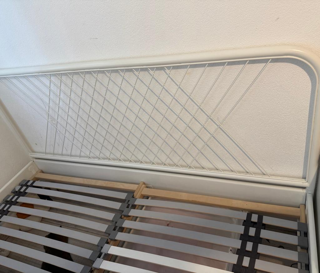 Witten metalen Ikea bed 140x200, Huis en Inrichting, Slaapkamer | Bedden, Ophalen, Gebruikt, Wit, Tweepersoons
