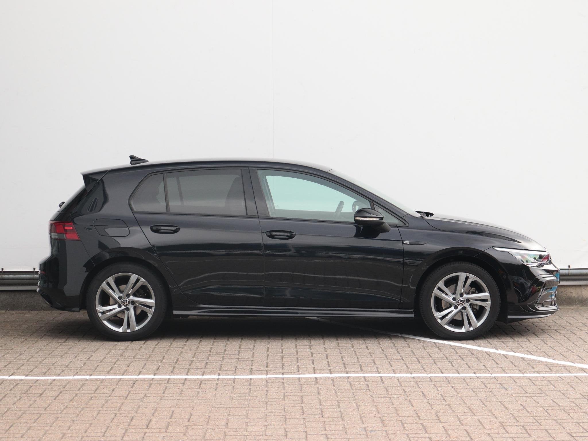 Volkswagen Golf 1.5 TSI R-Line | Trekhaak afneembaar | Side, Auto's, Voorwielaandrijving, Euro 6, 4 cilinders, Zwart