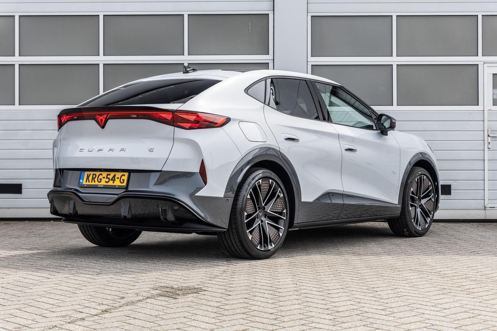 CUPRA Tavascan 340pk VZ Extreme 82 kWh | Trekhaak Wegklapbaa, Auto's, Automaat, 12 maanden, Zwart, Leder