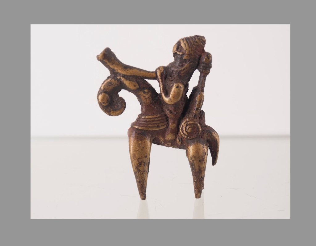 7,9 cm Brons Sao / Kotoko ruiter met hoornTsjaad (170305-32), Antiek en Kunst, Afrika, Handgemaakt, Ophalen of Verzenden, 8 cm