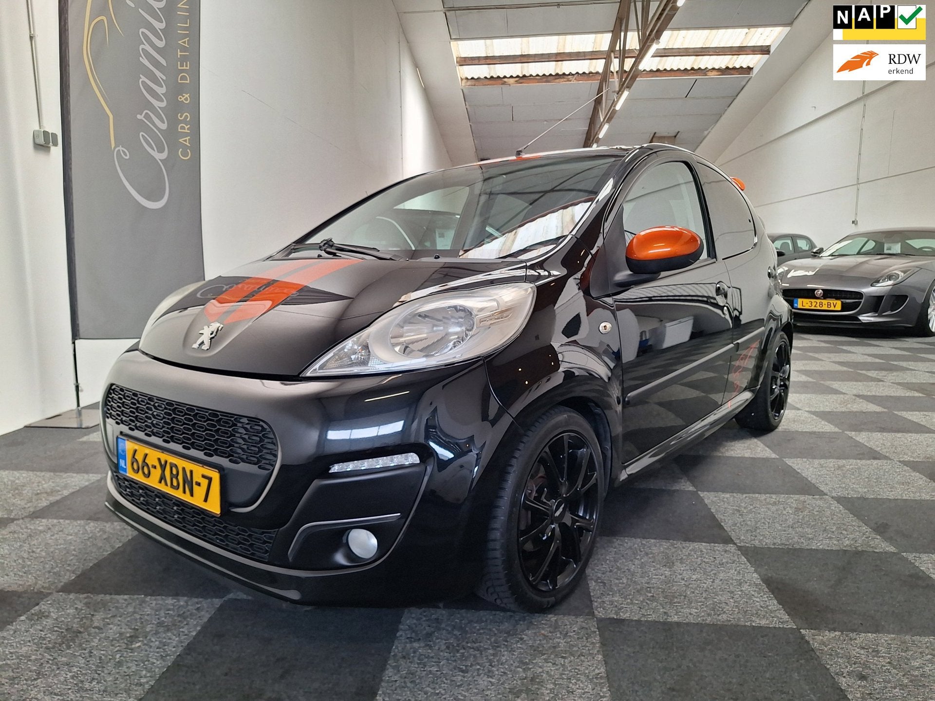 Peugeot 107 Sport uitv AUTOMAAT. 2e eig. 78.000 km NAP., Auto's, Peugeot, Euro 5, Stof, Gebruikt, Zwart