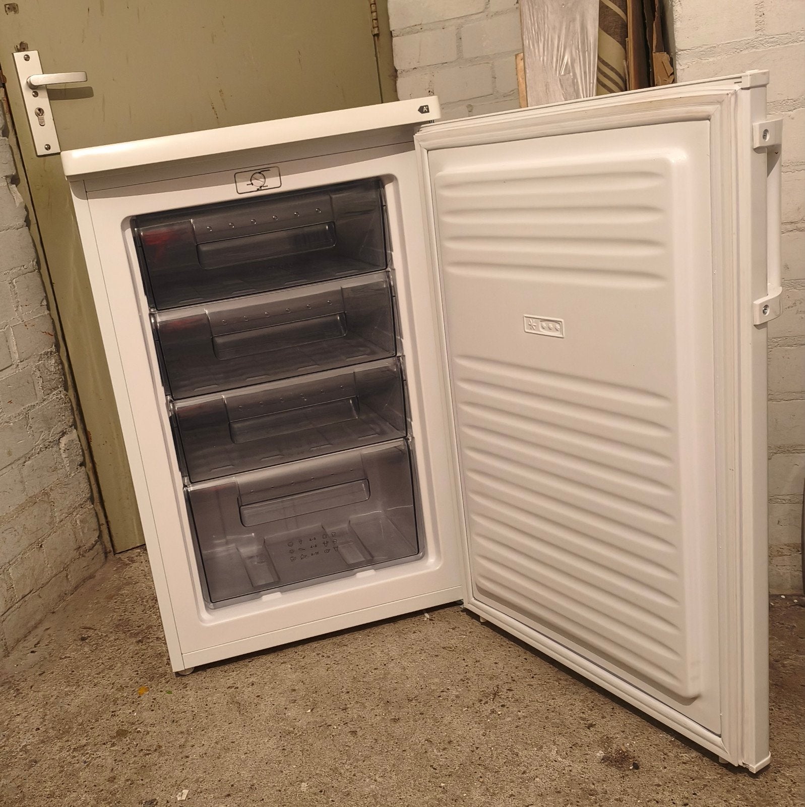 Goed werkende compacte tafelmodel vrieskast in nette staat., Witgoed en Apparatuur, Minder dan 60 cm, Zo goed als nieuw, Energieklasse A of zuiniger