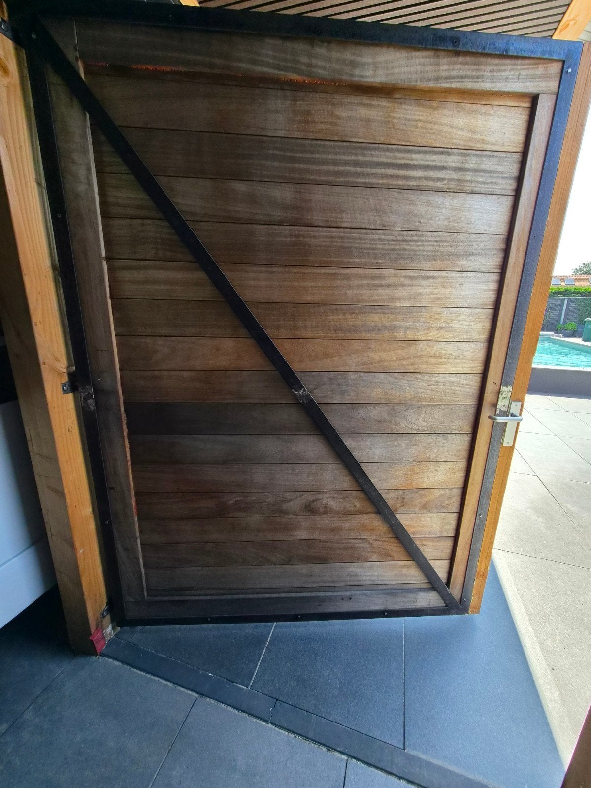 Hardhouten poortdeur met metalen frame, Doe-het-zelf en Verbouw, Deuren en Horren, Ophalen, Gebruikt, Buitendeur