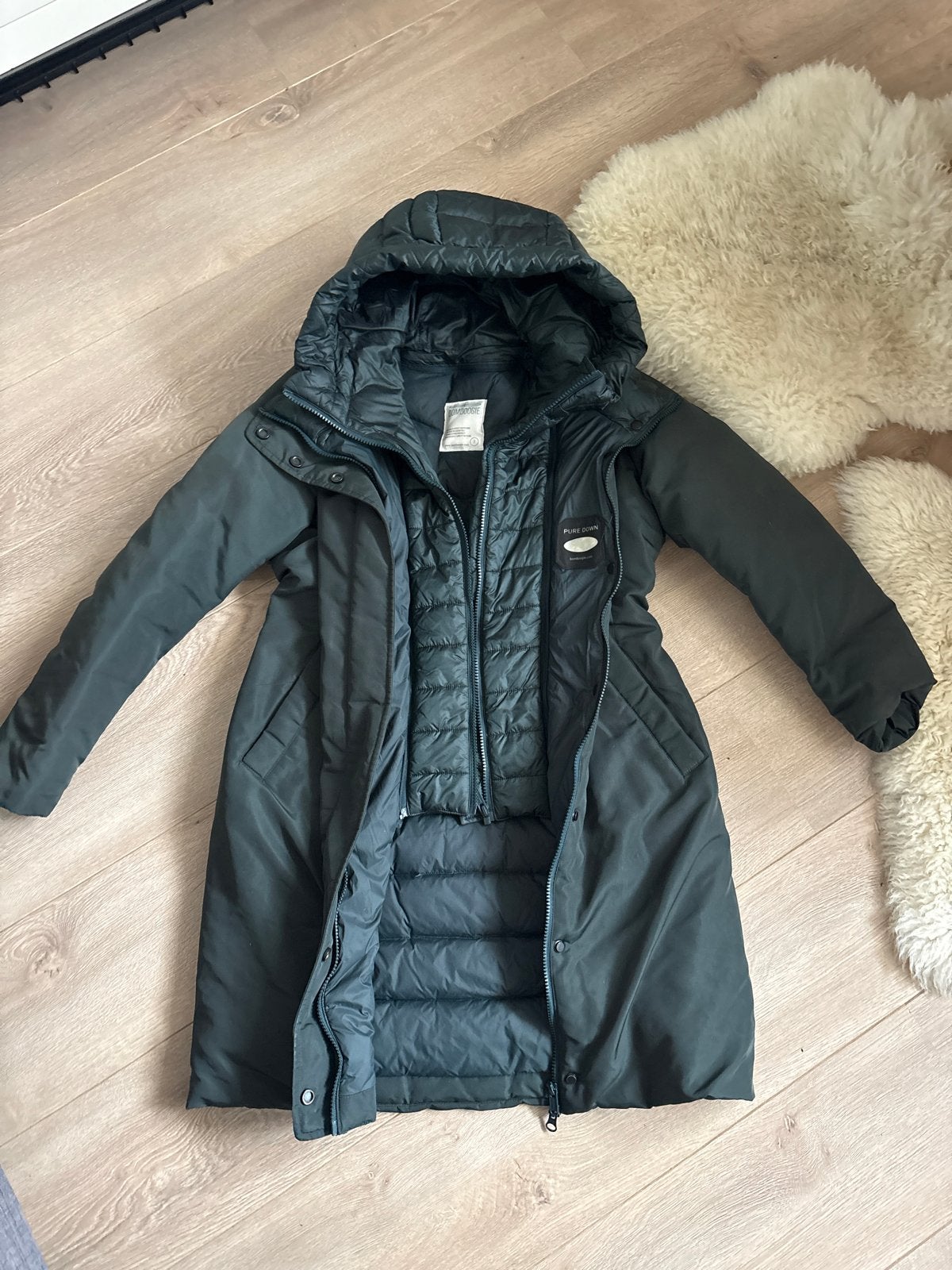 Bomboogie lange winterjas met capuchon groen - Maat S, Ophalen of Verzenden, Zo goed als nieuw, Maat 36 (S), Groen