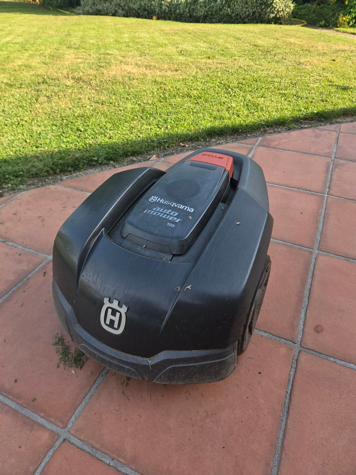 Husqvarna Automower 105 Robotmaaier met Laadstation, Tuin en Terras, Robotmaaiers, Ophalen of Verzenden, Gebruikt, Minder dan 20 cm