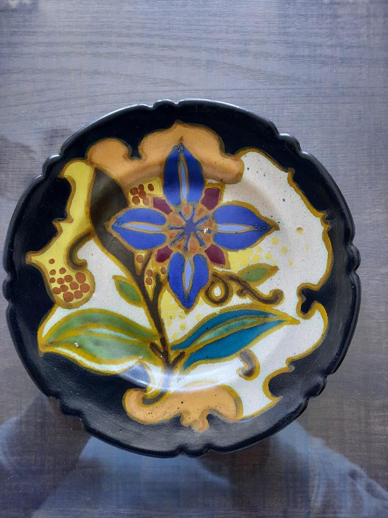 Decoratief puntgaaf Arnhems plateel bordje met bloemmotief., Antiek en Kunst, Ophalen of Verzenden