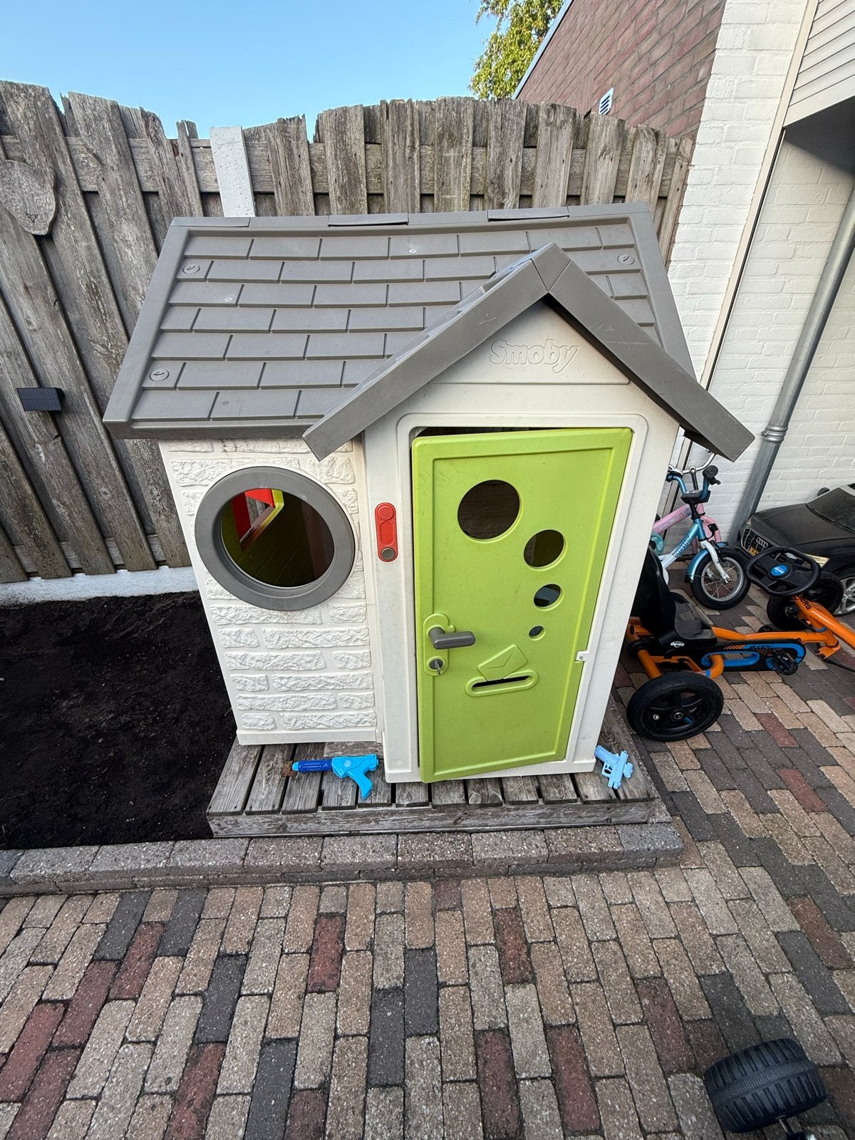 Smoby speelhuis met deurbel en luikjes, Ophalen, Gebruikt, Kunststof