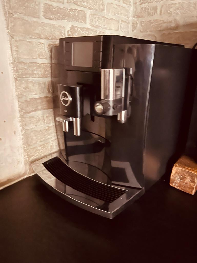 Jura E8 izgst, Witgoed en Apparatuur, Koffiezetapparaten, 10 kopjes of meer, Ophalen of Verzenden, Zo goed als nieuw, Koffiemachine